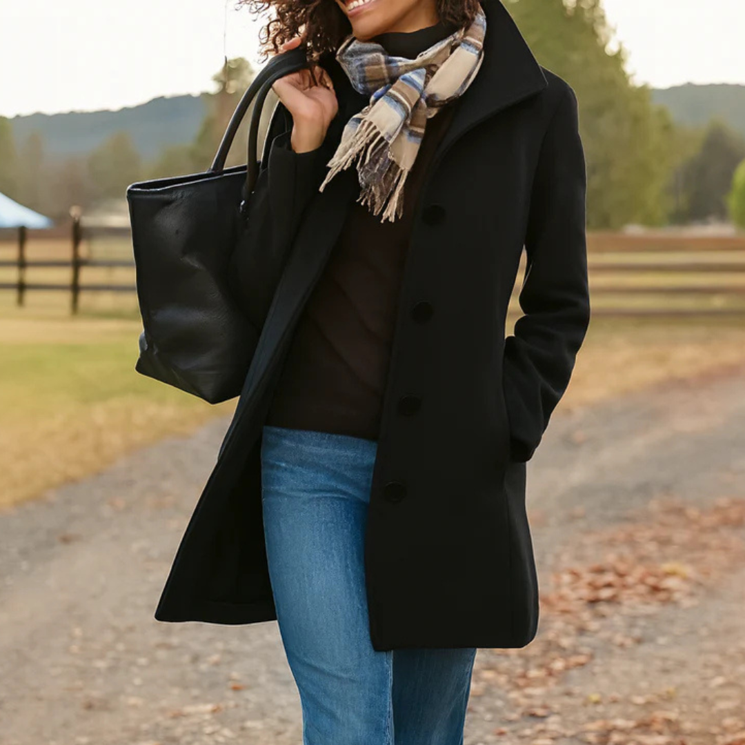 Manteau Aurora à un bouton de Danoir Paris, style élégant avec fermeture simple, en tissu chaud et confortable.
