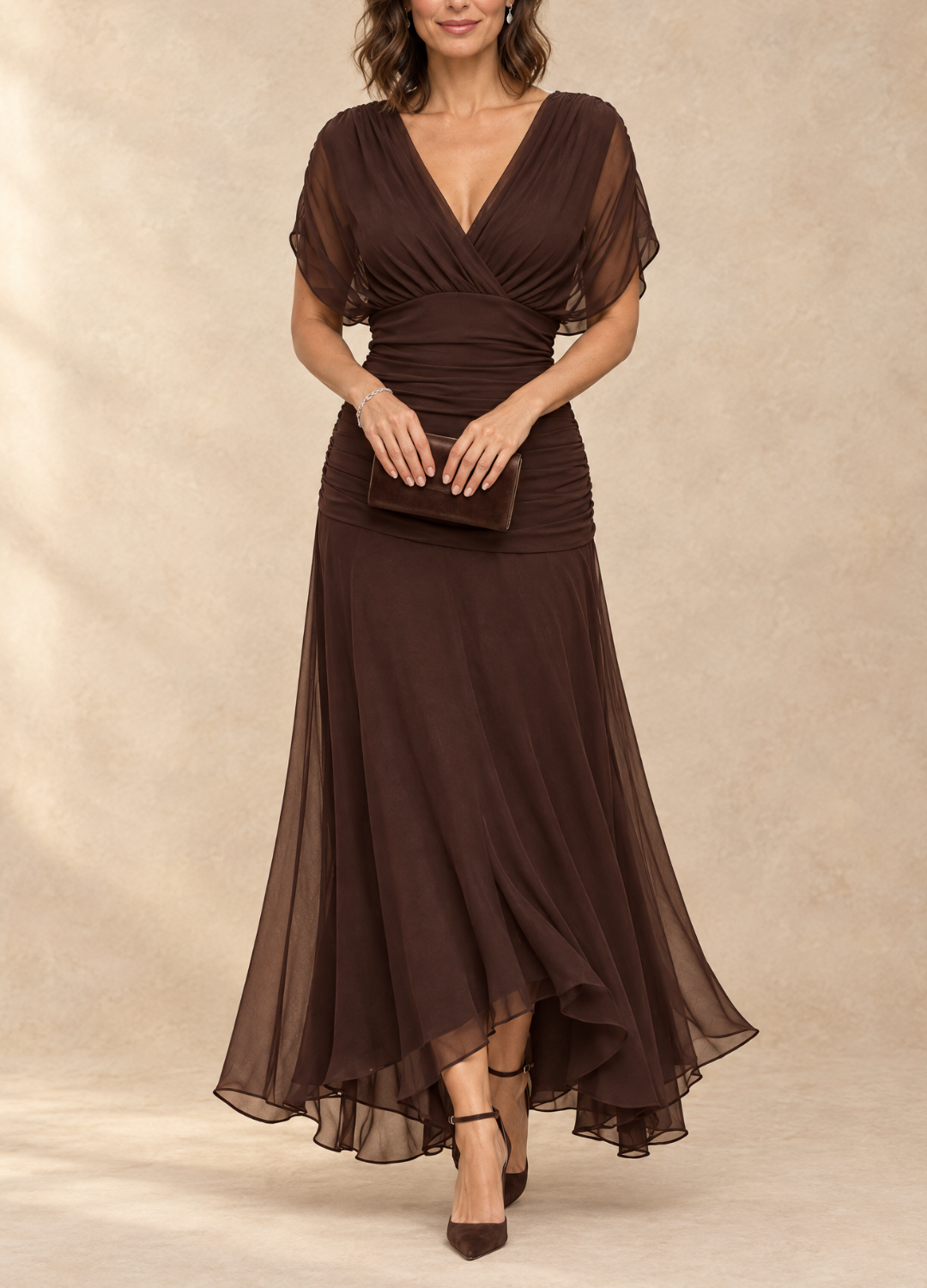 Robe maxi de soirée Danoir Paris Emma, robe longue drapée à col V, tissu fluide et élégant, portée pour une occasion spéciale.