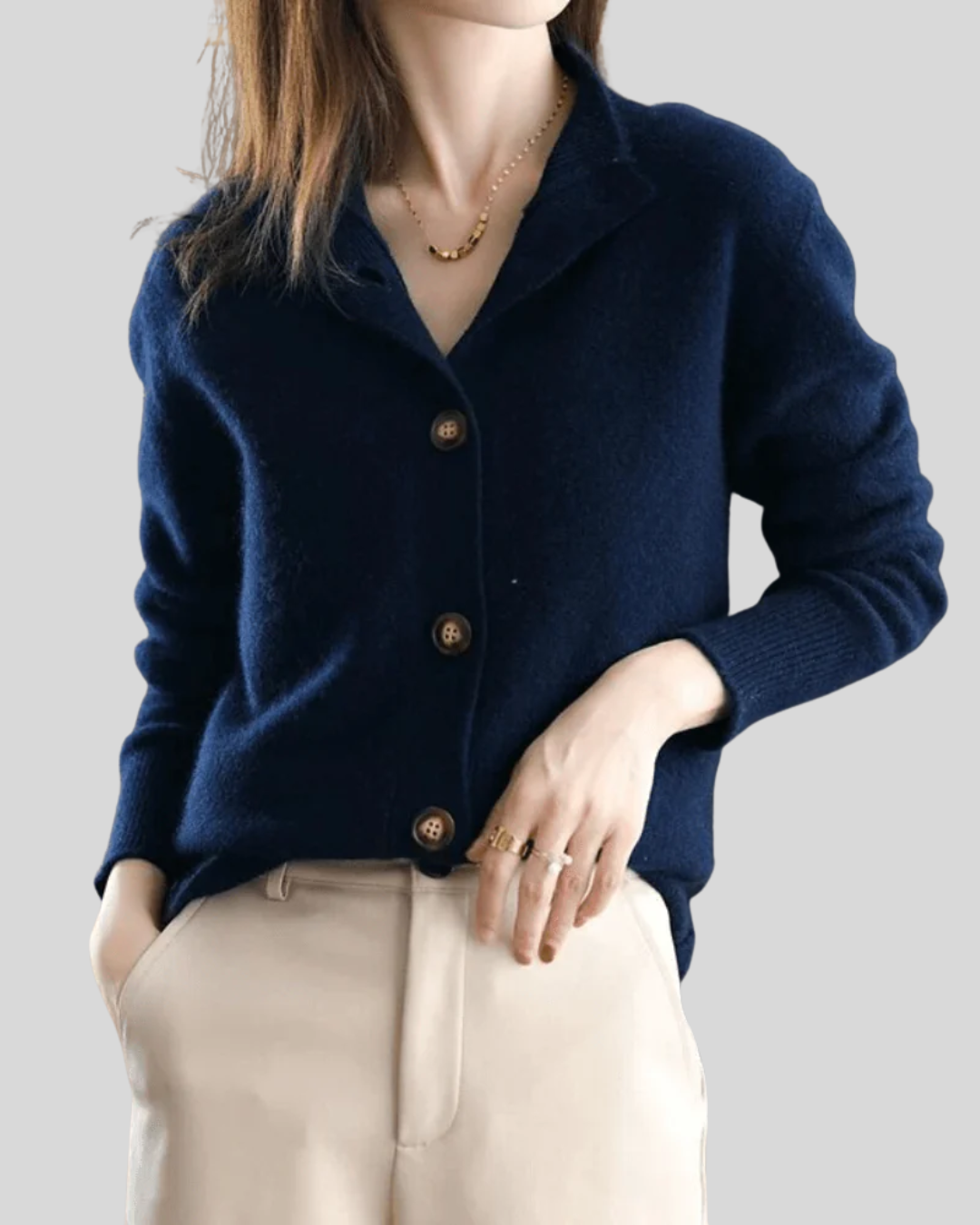 Cardigan en cachemire Danoir Paris, style rétro, détails en tricot doux, porté sur un mannequin blanc.