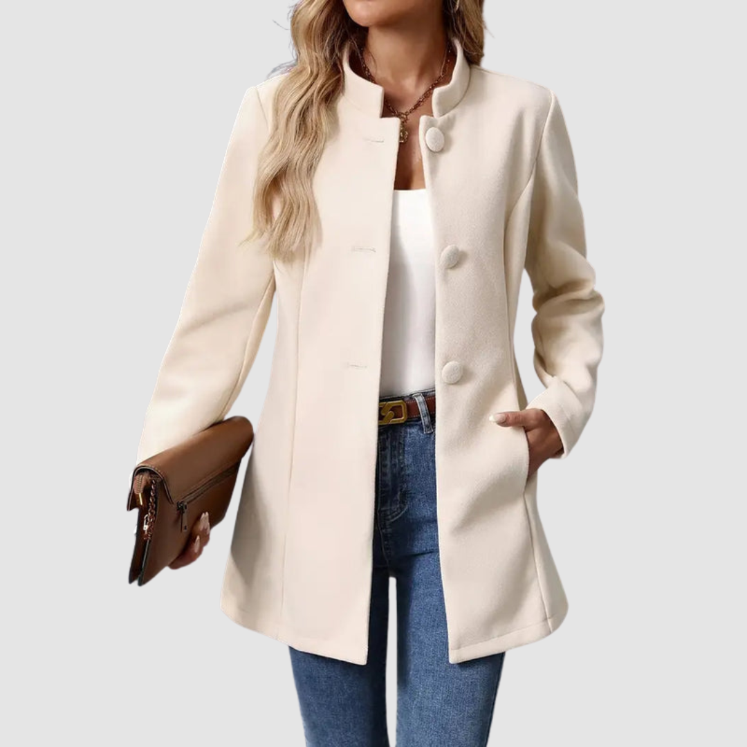 Veste élégante intemporelle Vera™ de Danoir Paris, en tissu noir avec col classique et boutons sophistiqués.