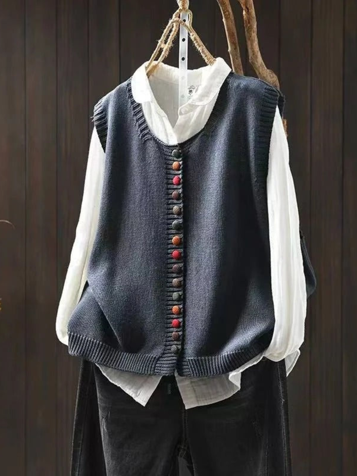Gilet tricoté élégant Danoir Paris avec boutons colorés, vue de face
