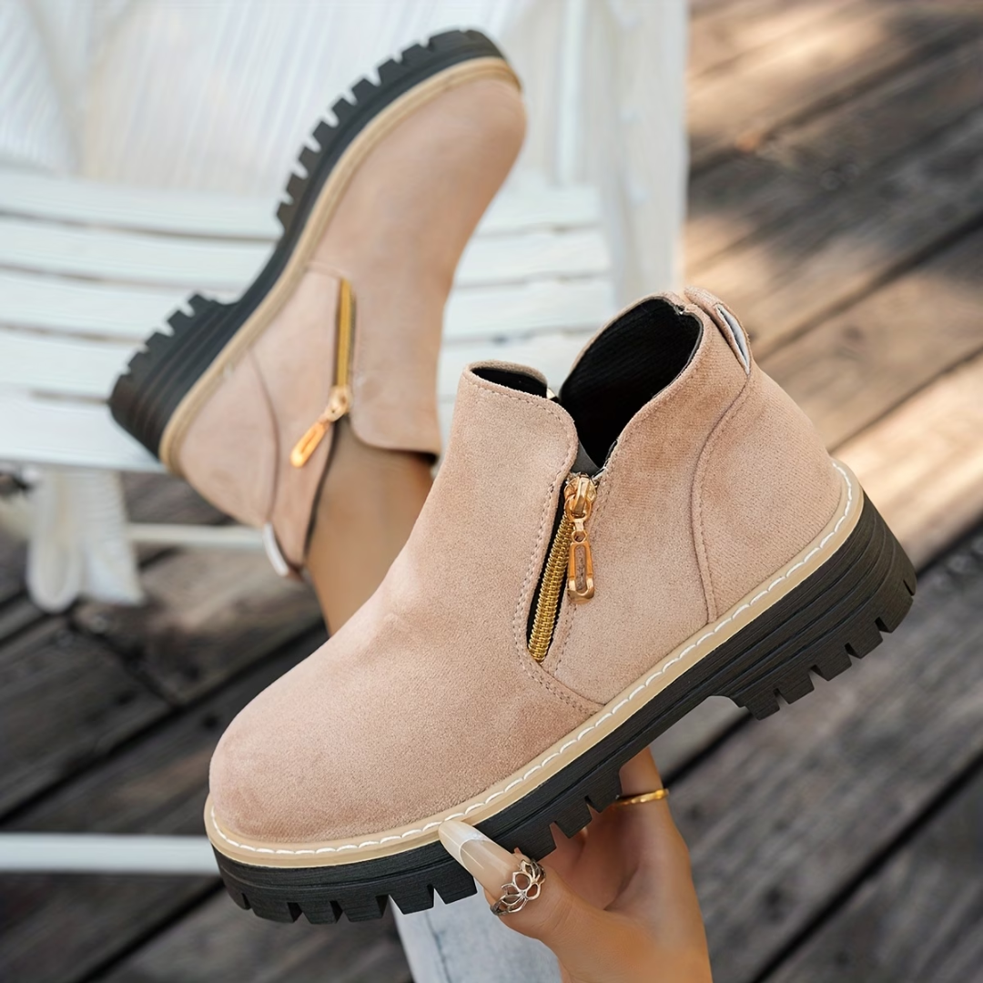Bottines élégantes Danoir Paris Mila avec talon moyen et finition en cuir noir, vue de face sur fond blanc.