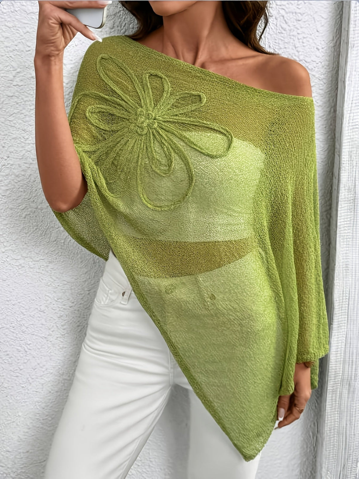 Haut de style cape asymétrique en couleur unie, grande taille, signé Danoir Paris, porté sur un mannequin.