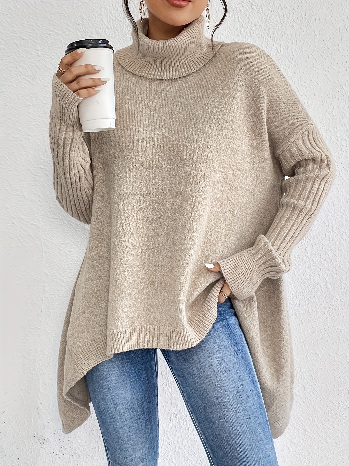 Pull confortable Audrey de Danoir Paris, en maille douce, porté sur un mannequin, couleur neutre, style décontracté.