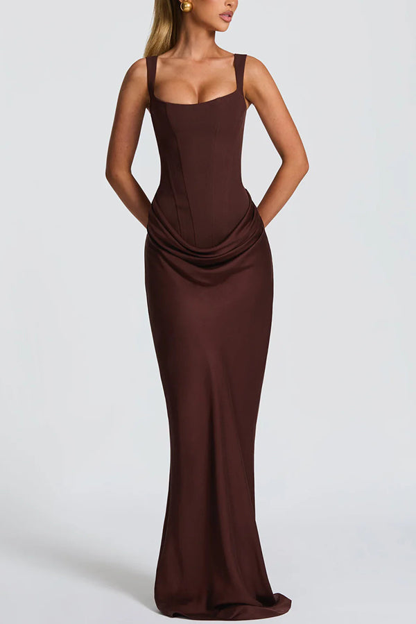 Robe maxi Éléonore Danoir Paris avec col carré, tissu fluide et élégante, portée longue et silhouette raffinée.