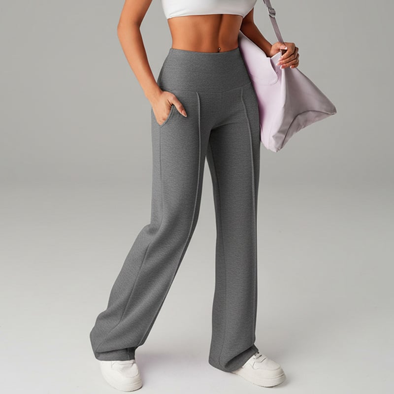 Pantalon femme à jambes larges, taille haute, en tissu extensible, de la marque Danoir Paris, porté avec un haut blanc.