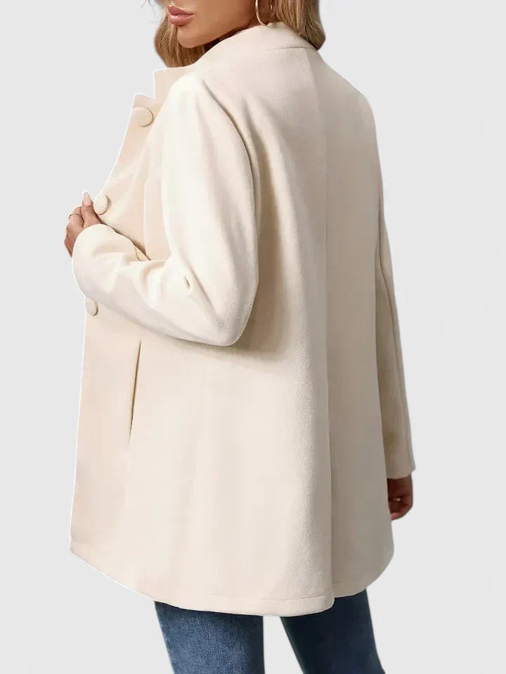 Veste élégante Carmelyssa Danoir Paris en tissu chic, coupe raffinée et finition soignée, portée sur fond neutre.