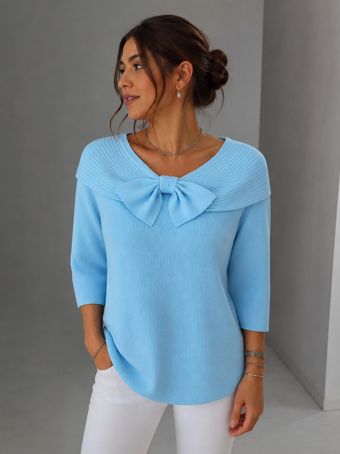 Pull élégant Neeko de Danoir Paris en laine avec col en V et manches longues, porté sur un mannequin.