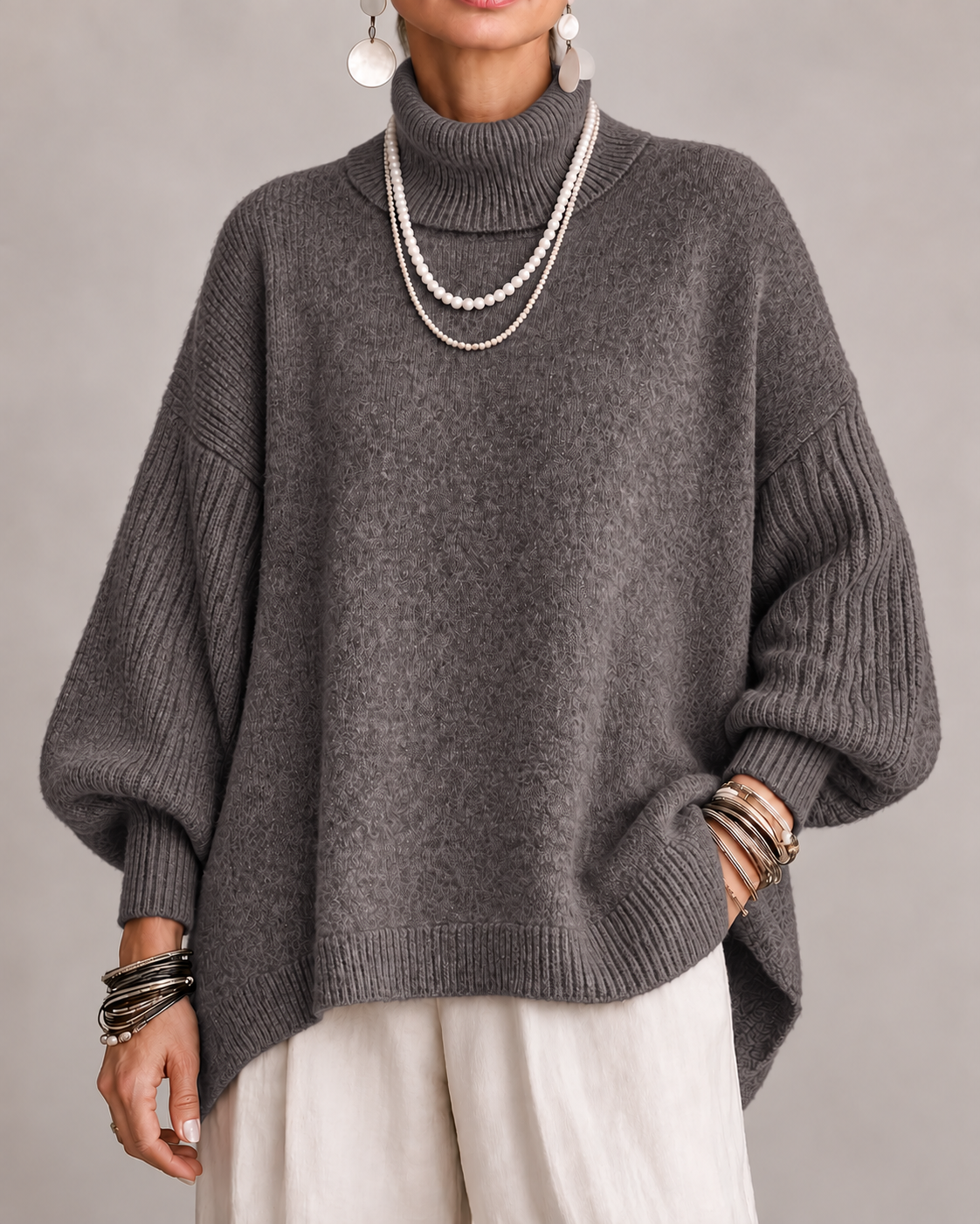Pull élégant à col roulé Kathleen de Danoir Paris, en tissu doux, porté sur un mannequin, couleur neutre, détail du col roulé.
