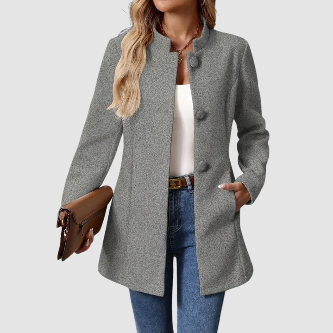 Veste élégante intemporelle Vera™ de Danoir Paris, en tissu noir avec col en revers et boutons dorés.