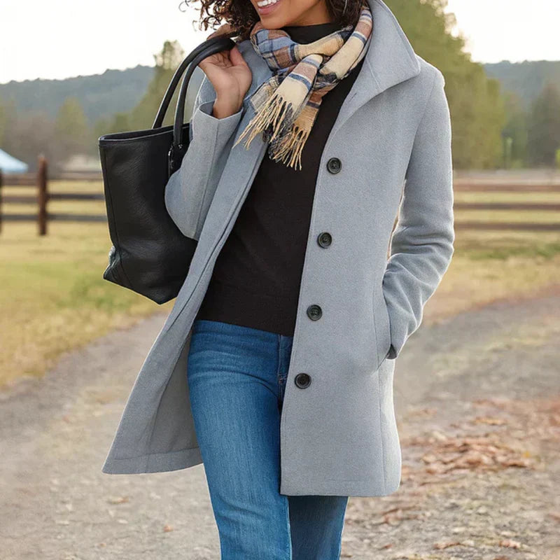 Manteau Aurora à un bouton de Danoir Paris, en tissu doux, couleur neutre, porté avec col et manches longues.