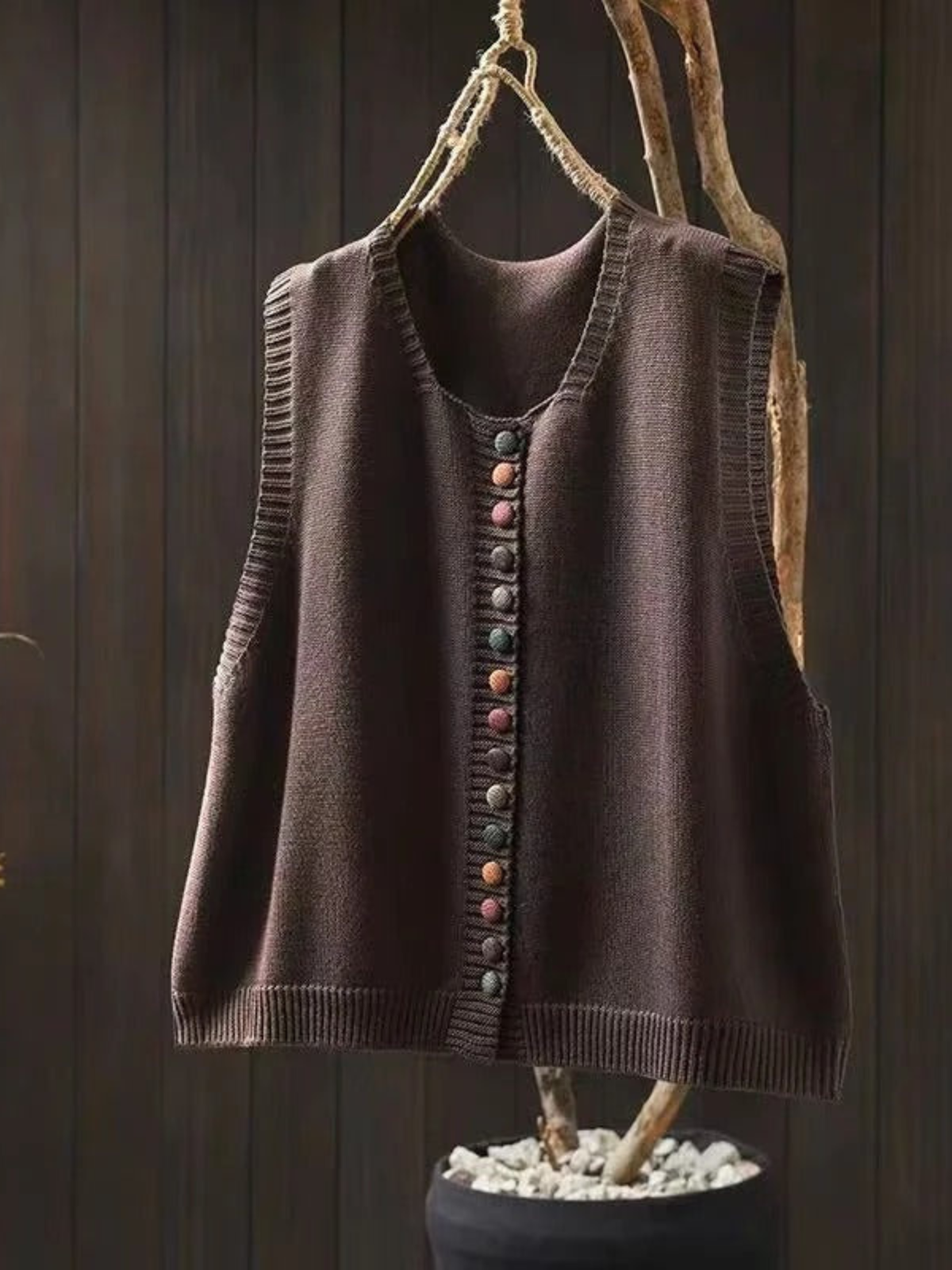 Gilet tricoté élégant Danoir Paris avec boutons colorés, coupe sans manches
