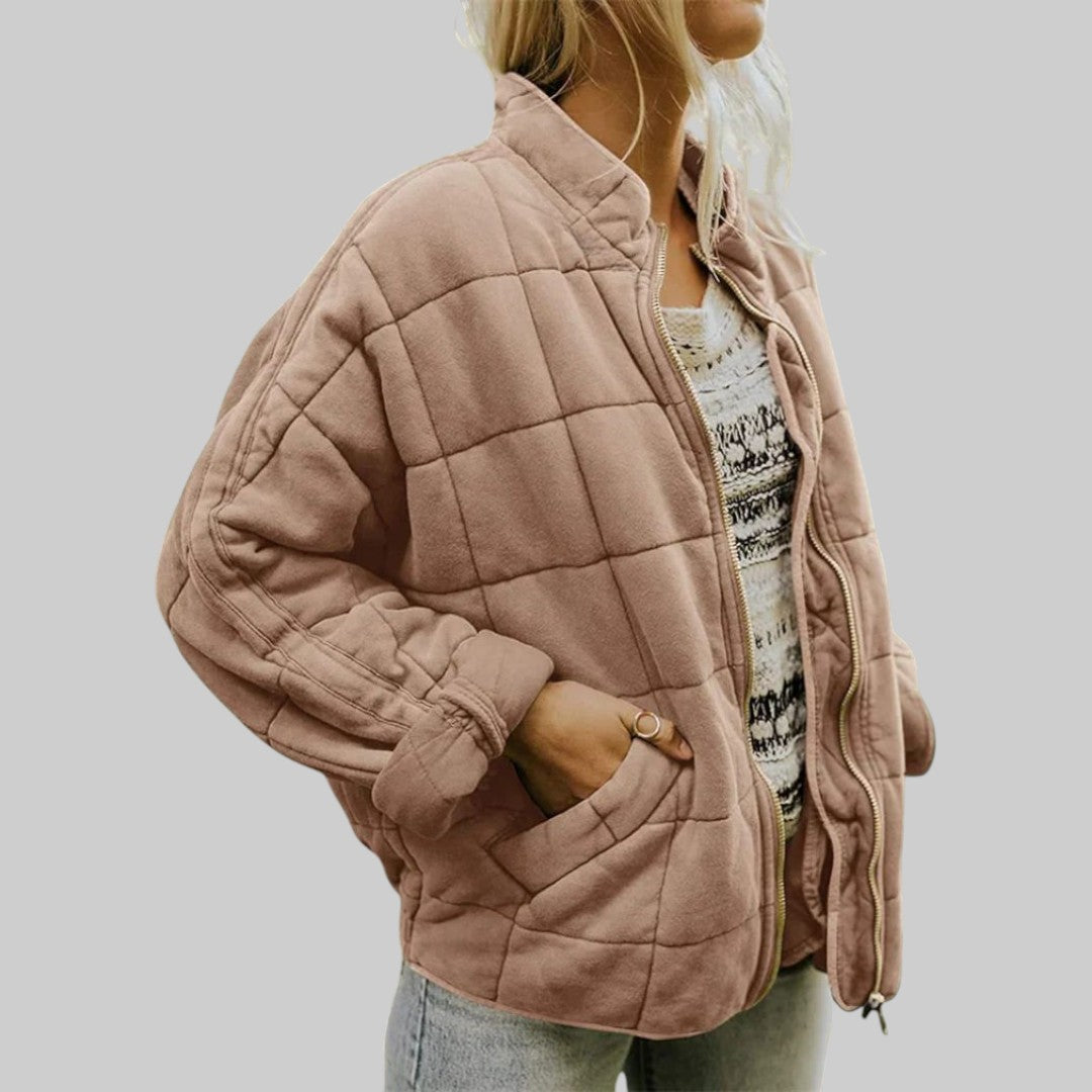 Veste matelassée oversize Josiane™ de Danoir Paris, style élégant, en tissu noir avec col haut et poches latérales.