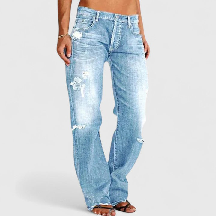 Pantalon femme Danoir Paris Lianette, jeans élégants, coupe ajustée, denim bleu clair avec poches avant et ceinture.