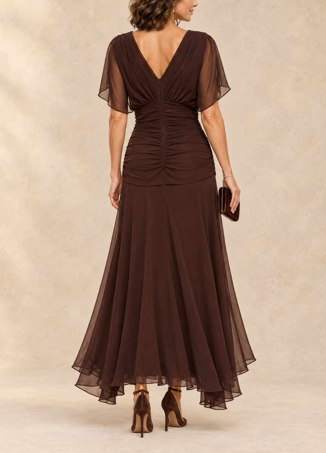 Robe longue de soirée Danoir Paris Emma, robe maxi drapée à col V, tissu élégant et fluide, portée sophistiquée.