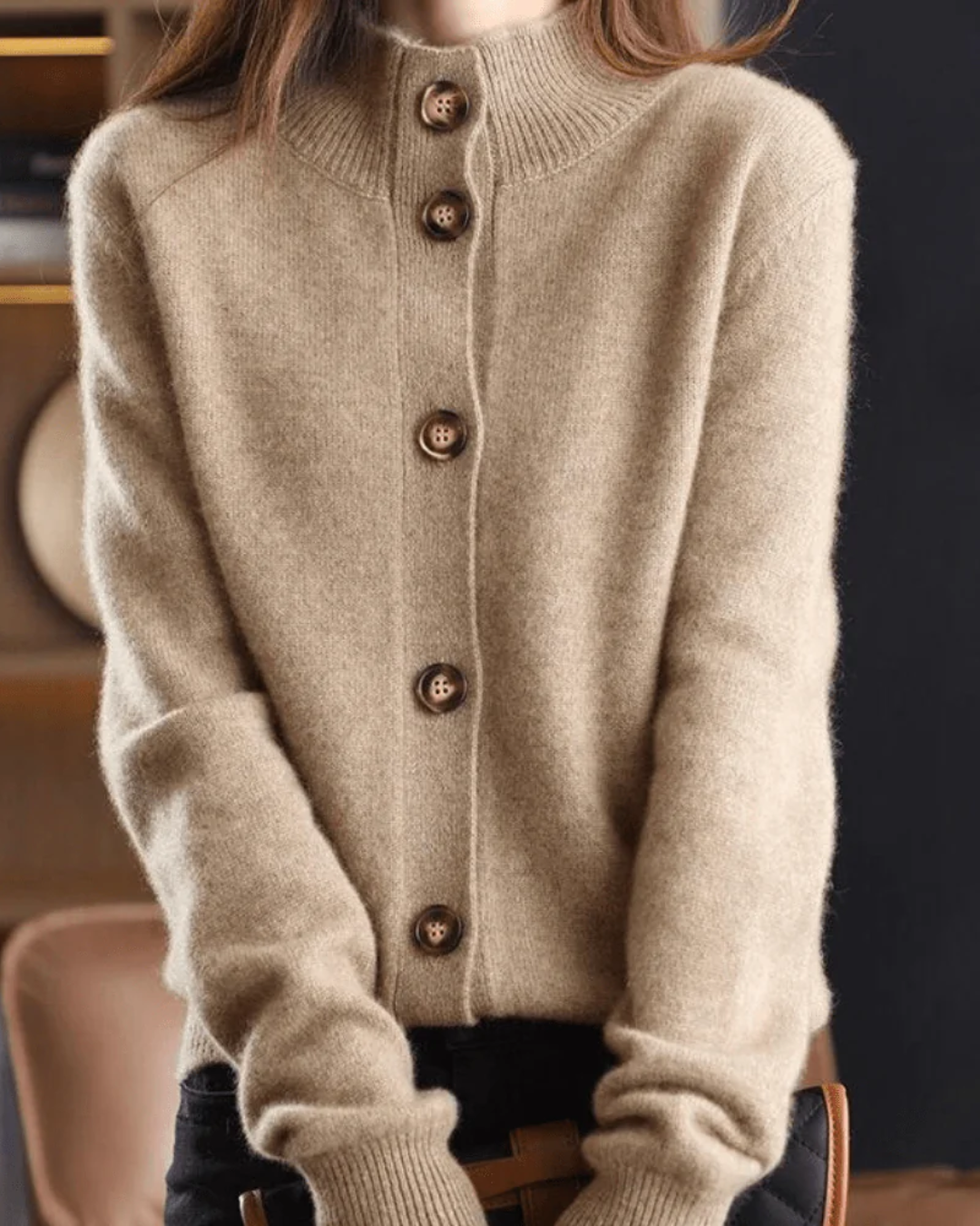 Cardigan en cachemire rétro Danoir Paris, modèle Claire, couleur neutre, porté ouvert avec col et manches longues.