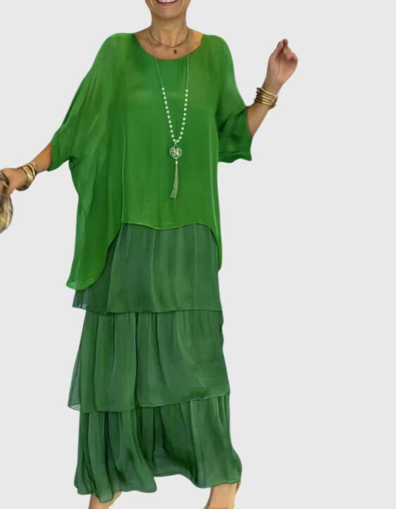 Robe longue Susan de Danoir Paris en tissu fluide, couleur élégante, portée avec un décolleté en V et manches longues.