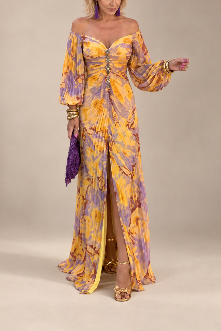 Robe longue fleurie Danoir Paris Margaux avec décolleté plongeant, tissu léger et motif floral élégant, portée en soirée.