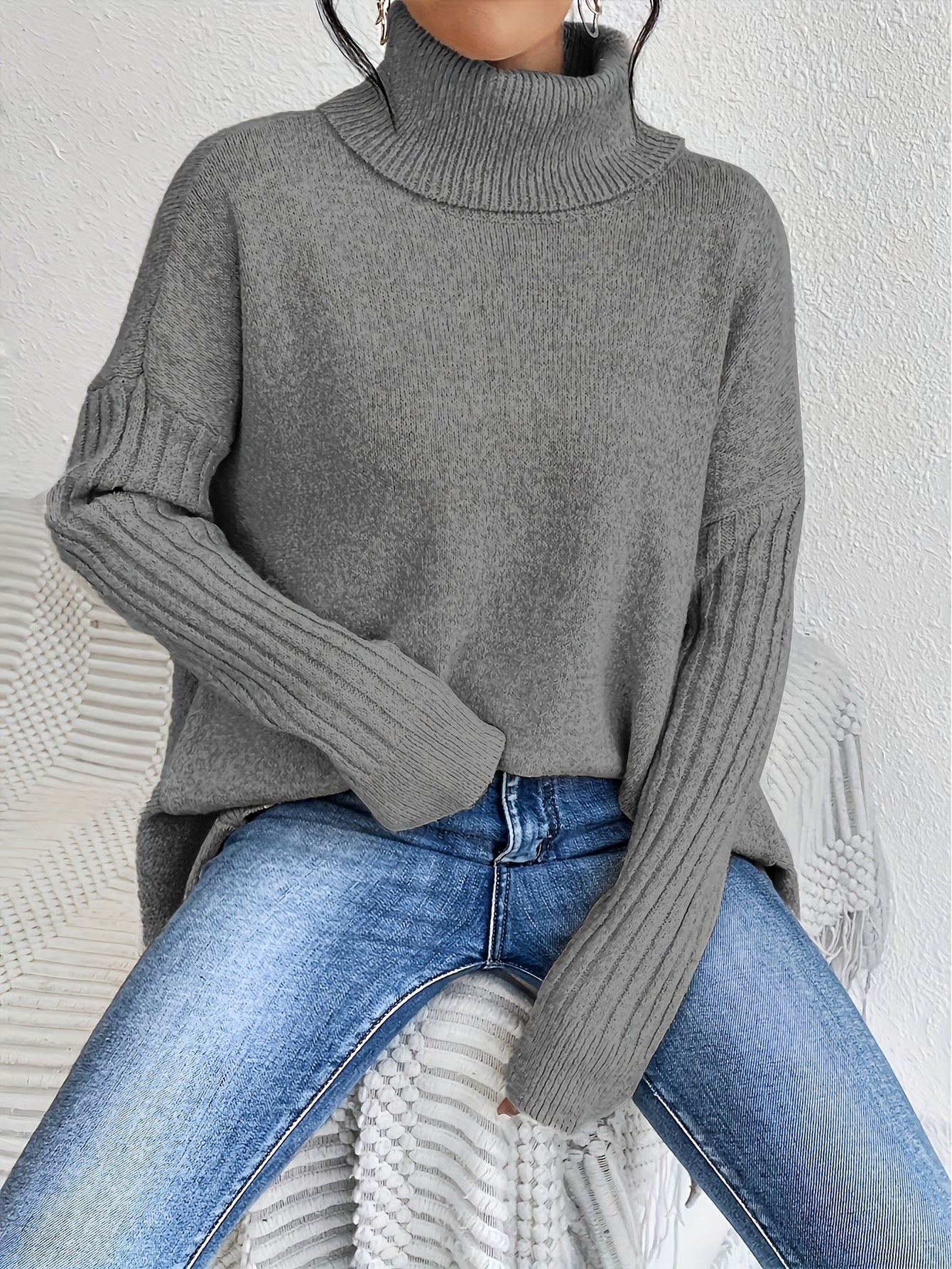 Pull confortable Audrey de Danoir Paris, vêtement en maille douce avec col rond et manches longues, porté sur un mannequin.