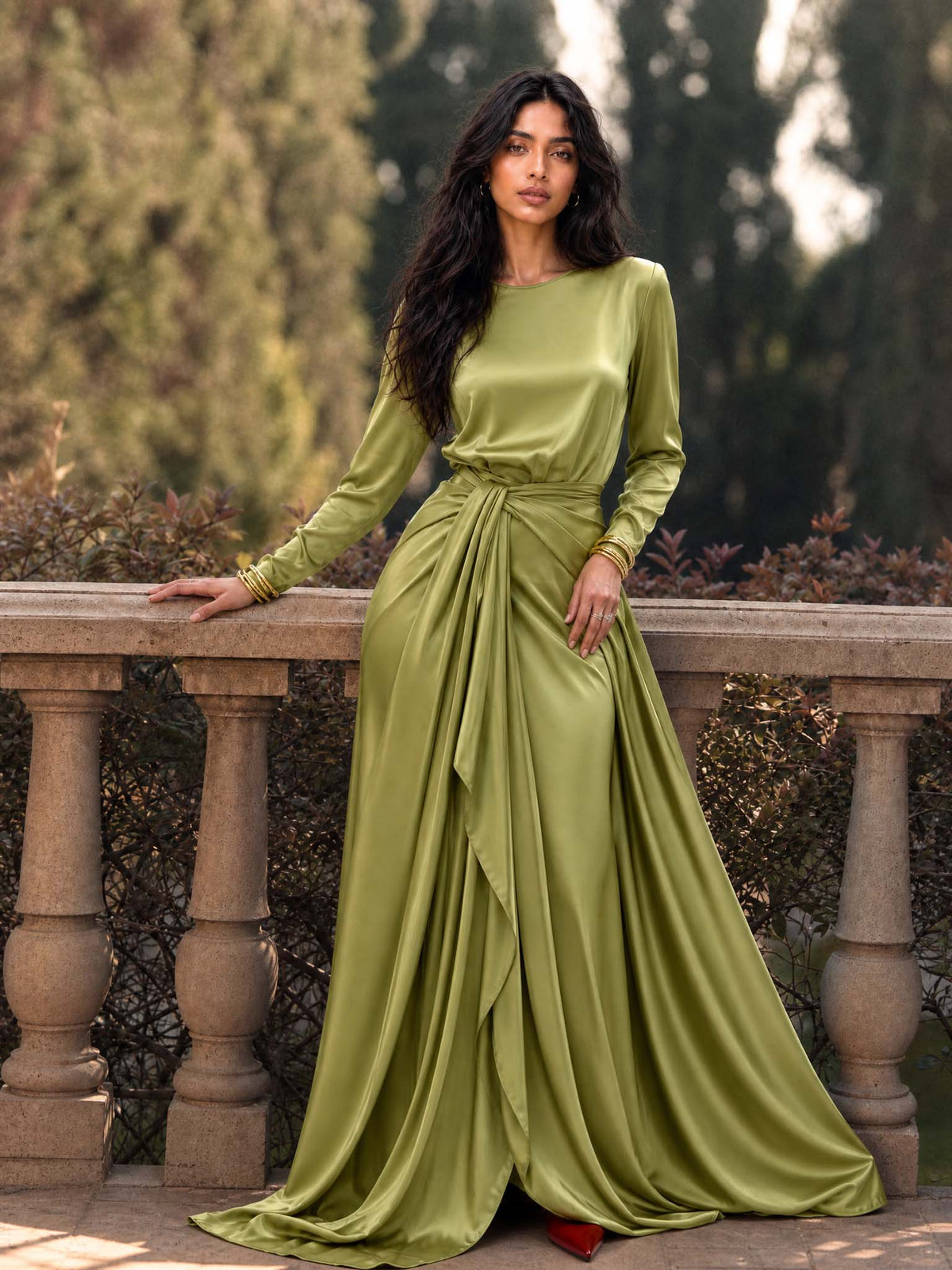 Robe longue en satin drapé Cassandra pour femme, création élégante de Danoir Paris, portée avec décolleté et manches longues.