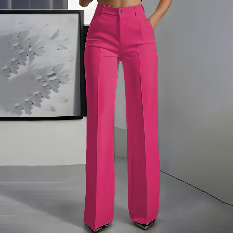 Pantalon de costume taille haute pour femmes Danoir Paris, vêtement élégant en tissu noir, porté avec une blouse blanche.