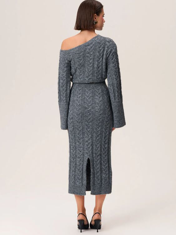 Robe midi grise tricotée élégante Luna de Danoir Paris, tissu doux, coupe flatteuse, portée avec accessoires.