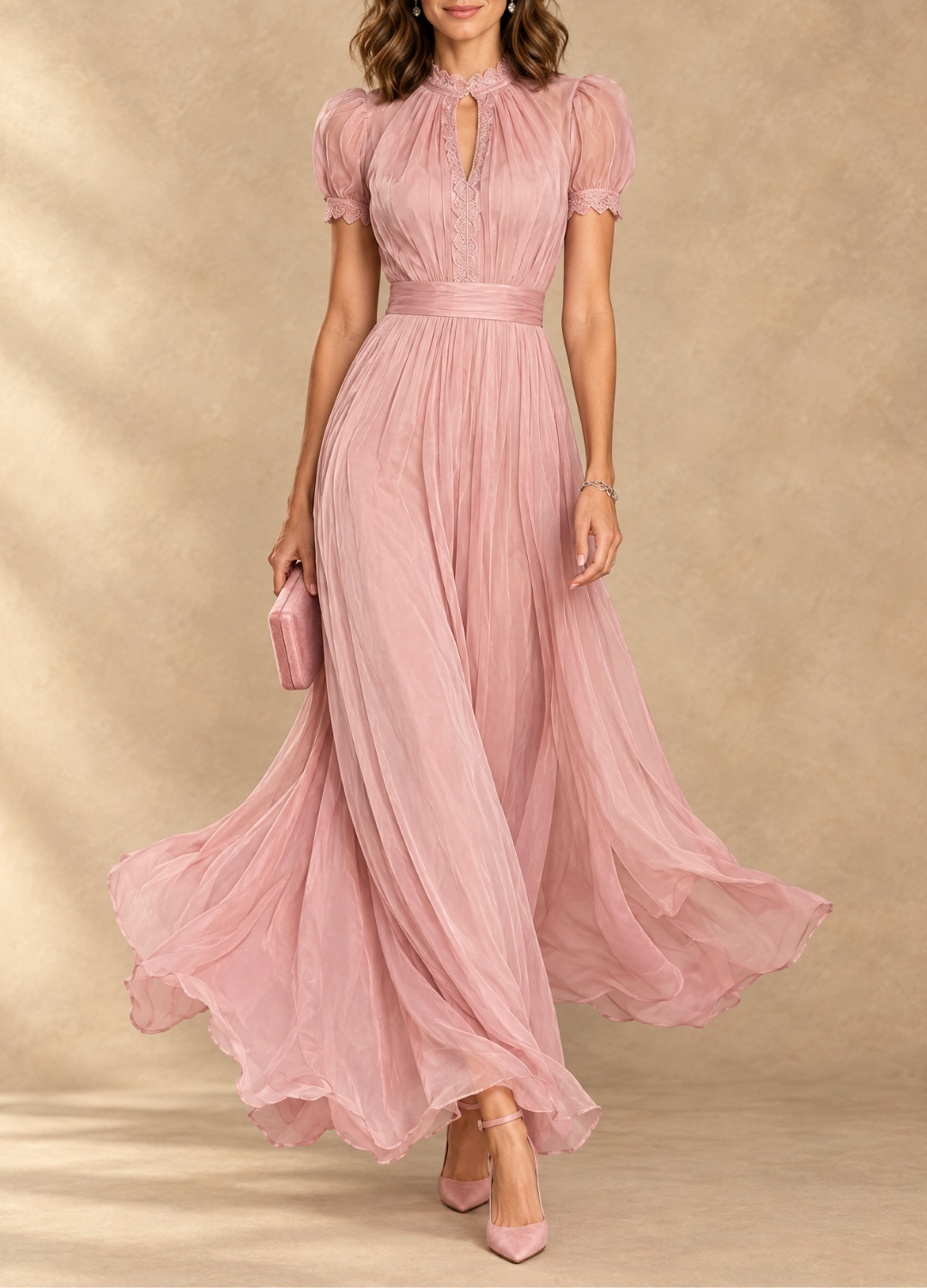 Robe maxi Danoir Paris Elia avec taille rassemblée et découpe, tissu fluide et élégante, portée sur un fond neutre.