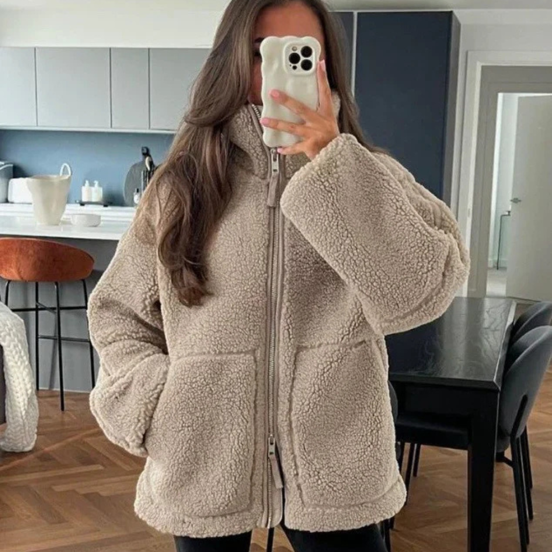 Veste d'hiver douce et chaude Anastasia de Danoir Paris, en tissu épais, couleur crème, avec capuche et fermeture éclair.