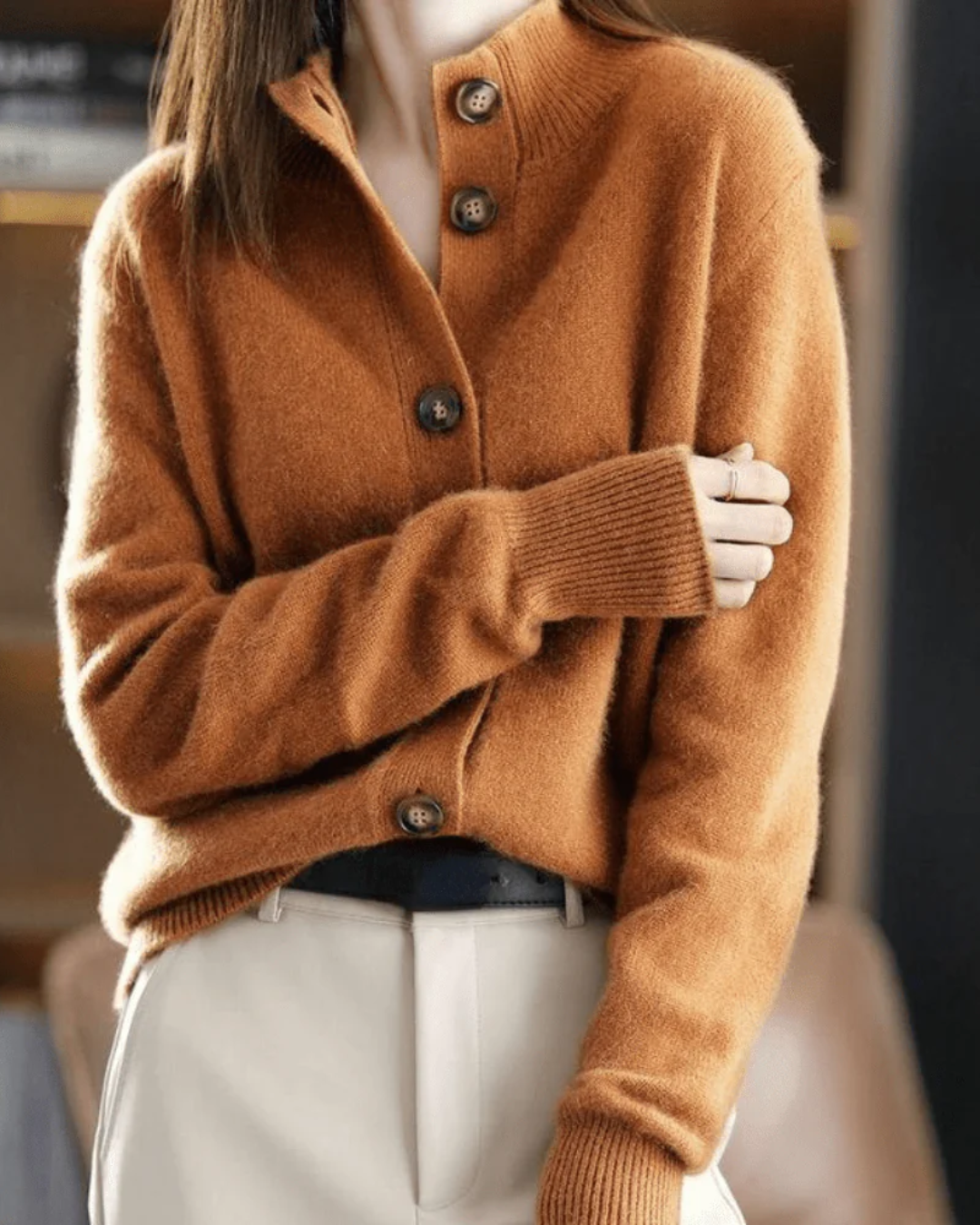 Cardigan en cachemire rétro Danoir Paris, modèle Claire, avec col en V et manches longues, couleur beige.
