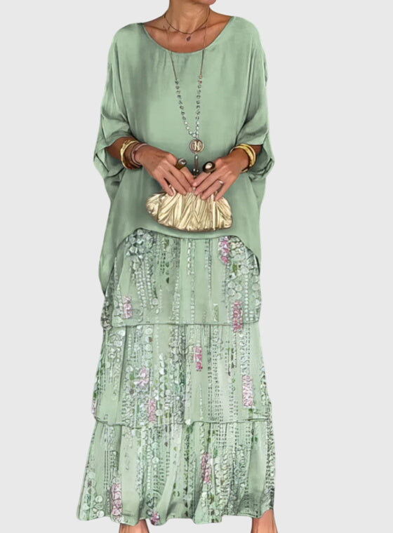Robe longue Susan de Danoir Paris, vêtement élégant, en tissu fluide, portée avec détails sophistiqués, vue de face.