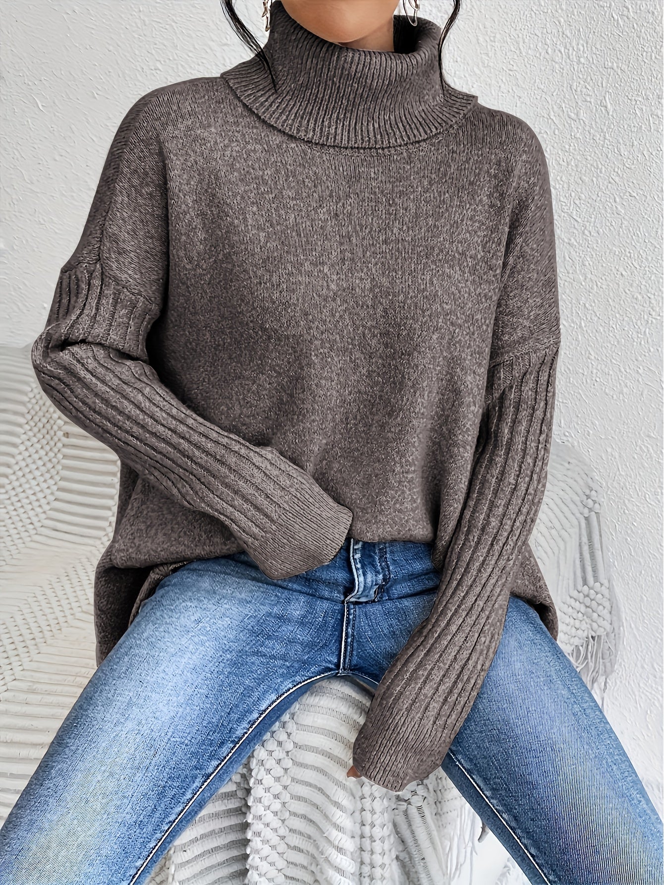 Pull confortable Audrey de Danoir Paris en maille douce, porté sur mannequin, couleur neutre, détails de finition élégants.