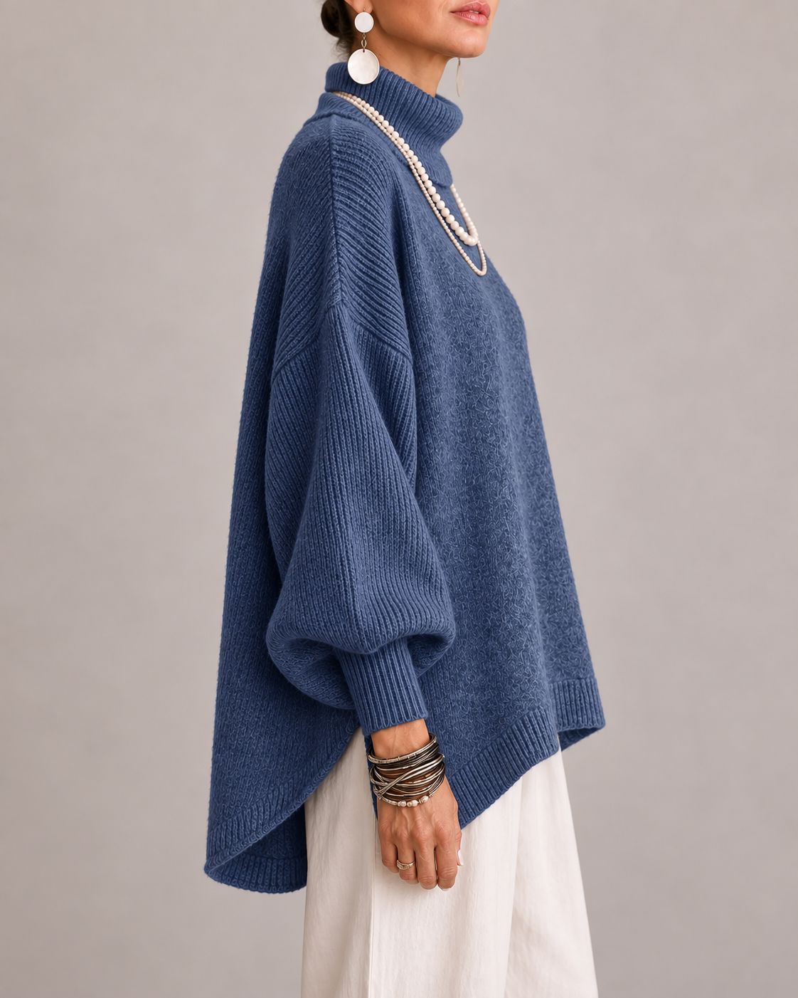 Pull à col roulé Danoir Paris Kathleen, élégant, en laine douce, couleur neutre, porté sur un mannequin.