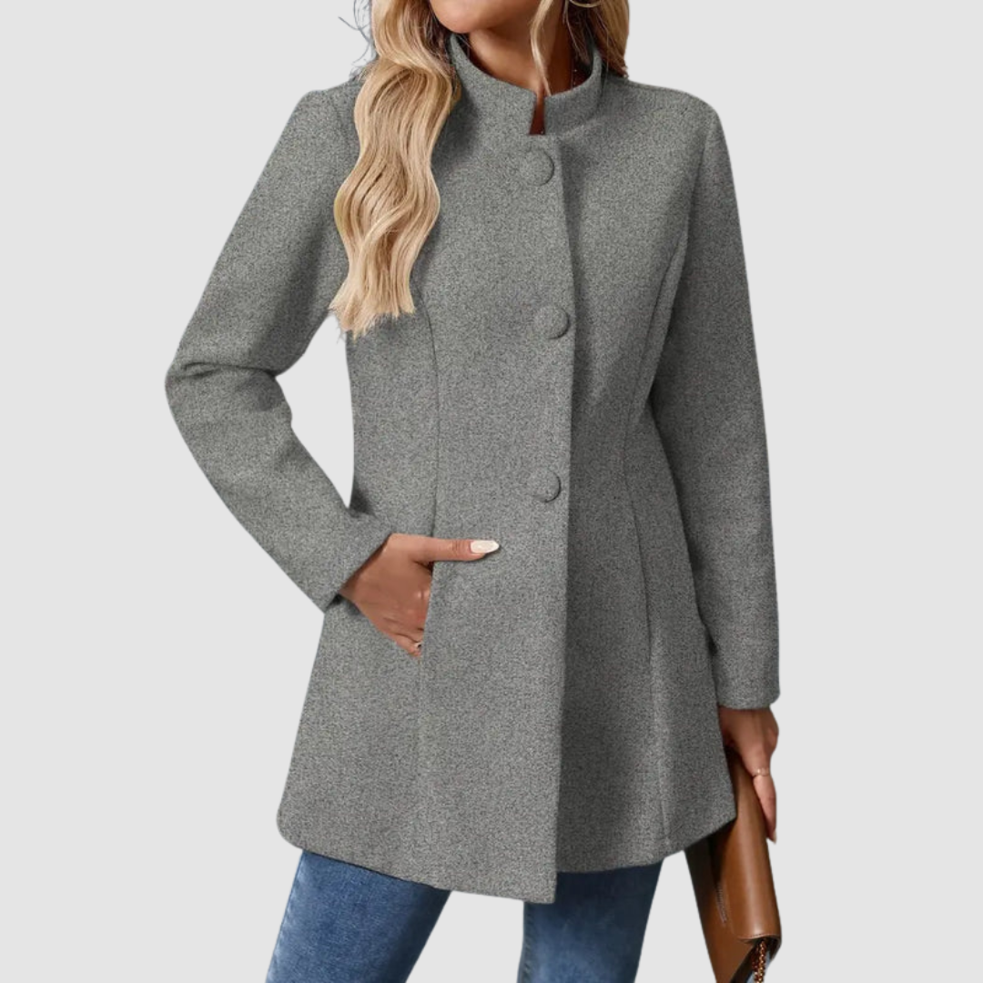 Veste élégante intemporelle Vera™ de Danoir Paris, en tissu chic avec col et boutons, portée sur un mannequin.