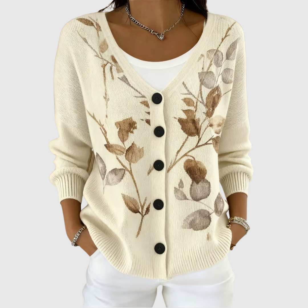 Cardigan en maille confortable Danoir Paris avec boutons, porté sur un mannequin, couleur gris clair, détails de texture visible.