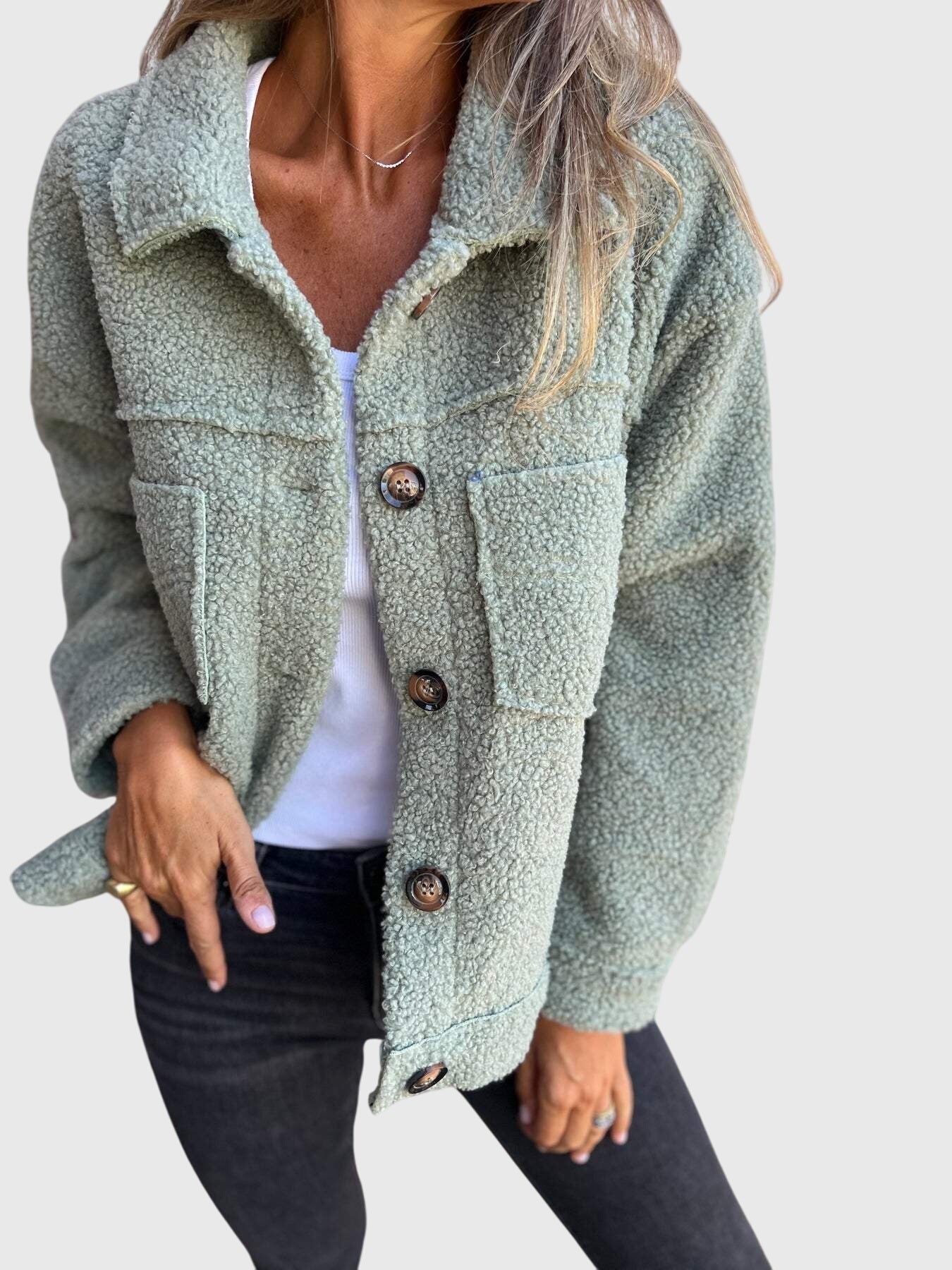 Veste élégante Mila de Danoir Paris en tissu noir avec boutons, portée décontractée ou habillée.