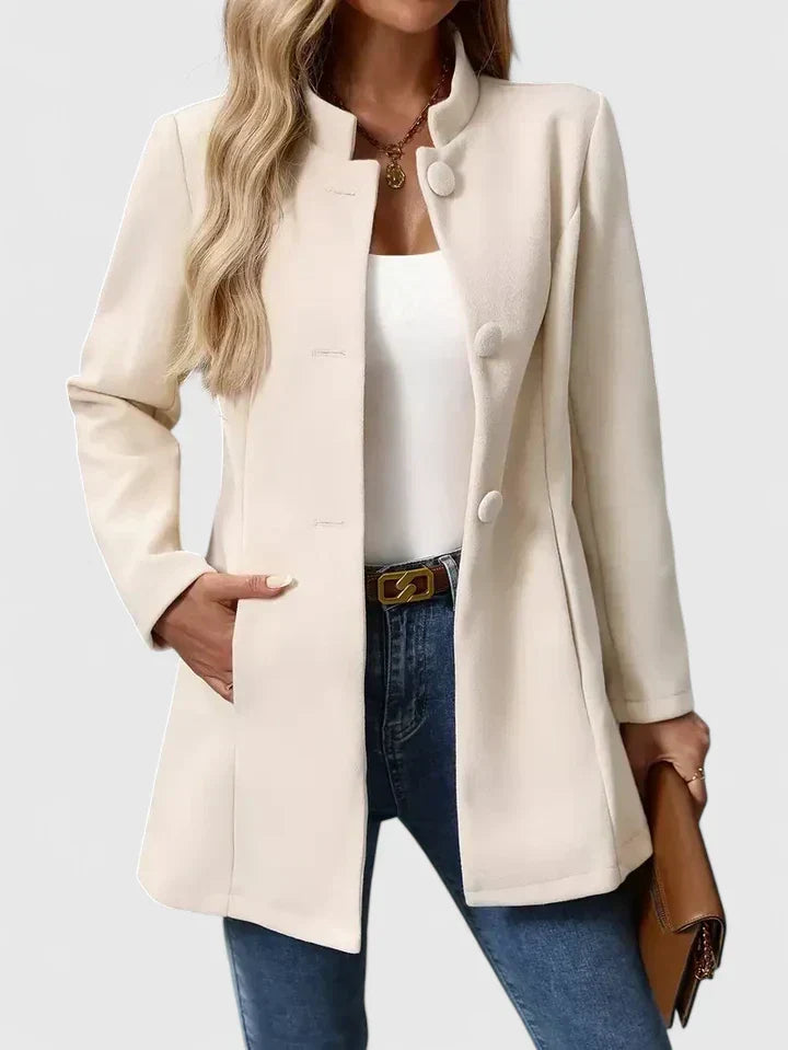 Veste élégante Carmelyssa de Danoir Paris, coupe sophistiquée, tissu chic, portée décontractée ou habillée, couleur neutre.