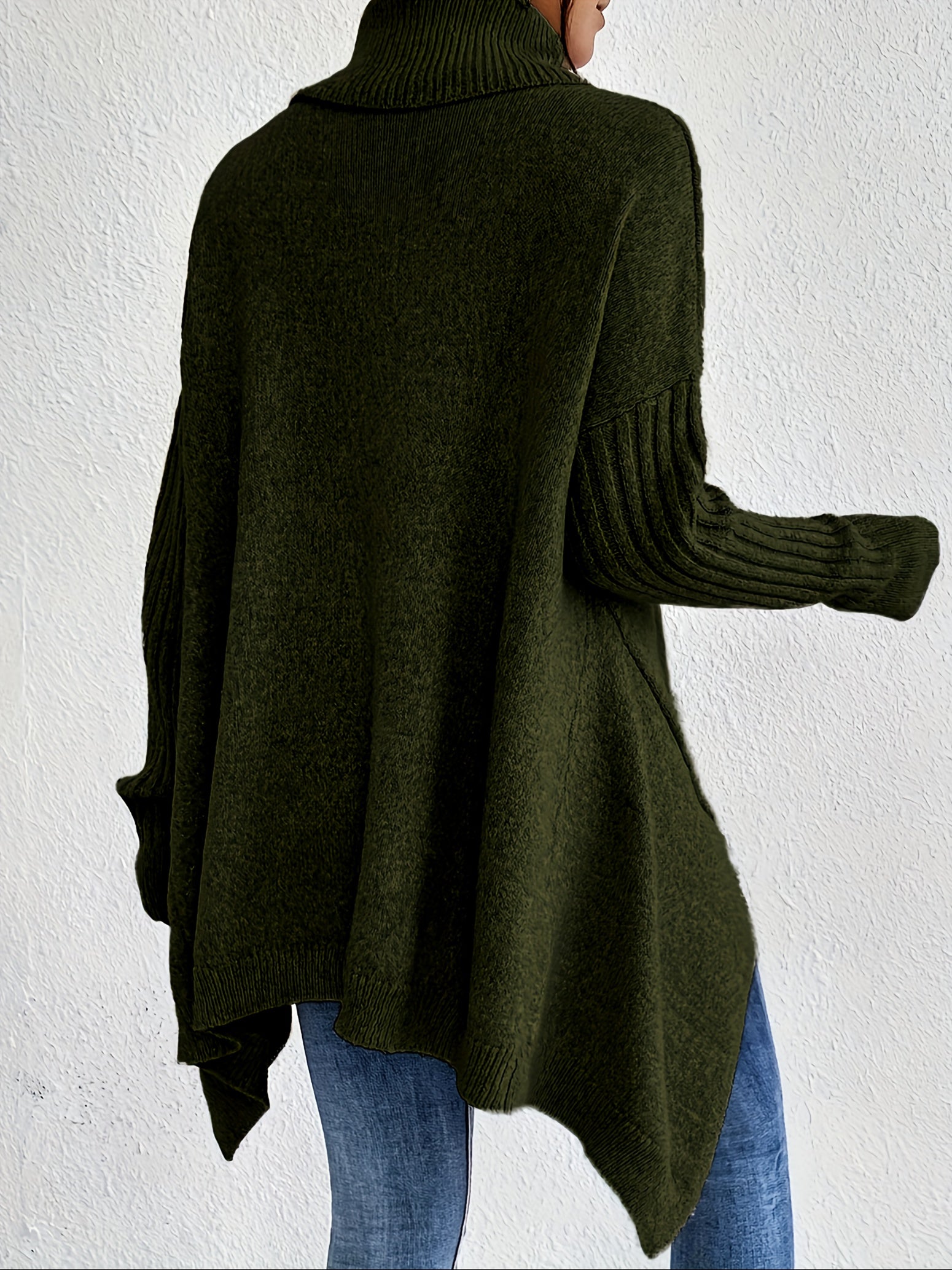 Pull Audrey Danoir Paris en maille confortable, couleur neutre, porté sur mannequin, détail doux et ajusté.