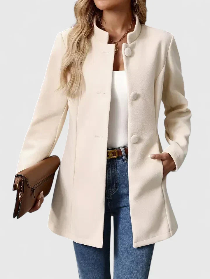 Veste élégante Carmelyssa Danoir Paris en tissu chic, coupe moderne et détails raffinés, vue de face sur fond blanc.