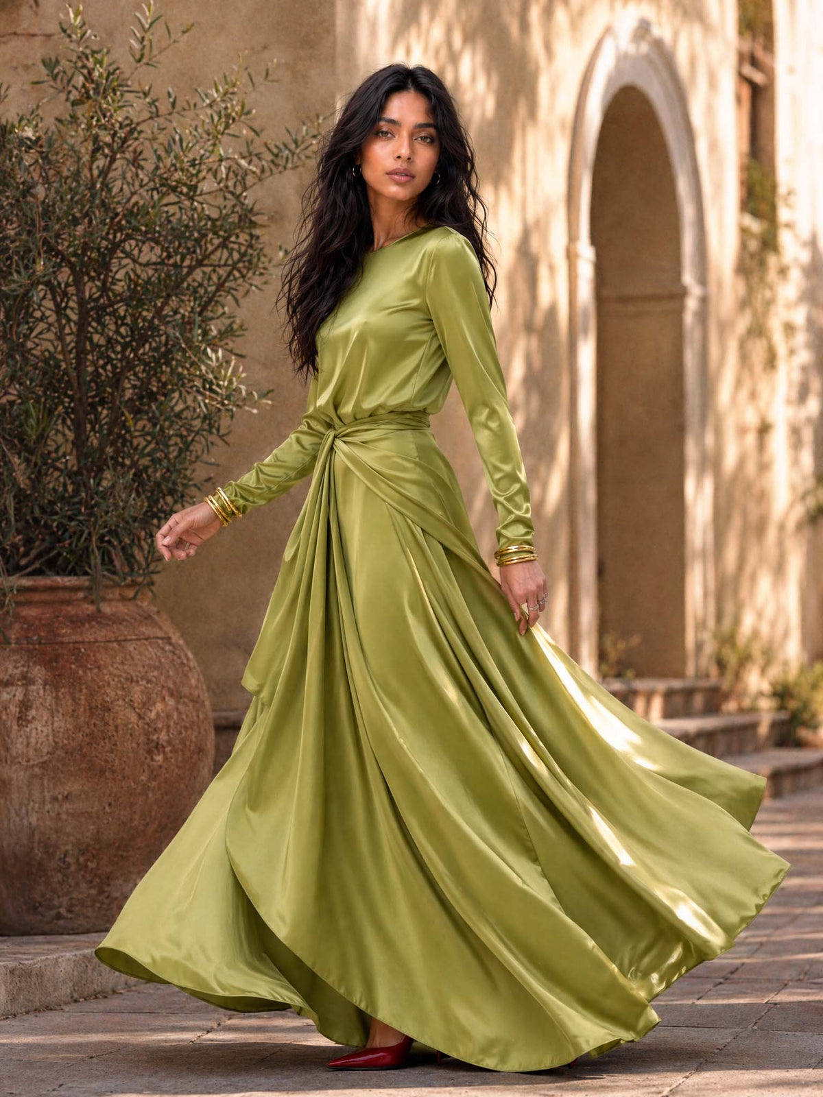 Robe longue en satin drapé Cassandra pour femme, vêtement élégant de la marque Danoir Paris, visible en tissu fluide et sophistiqué