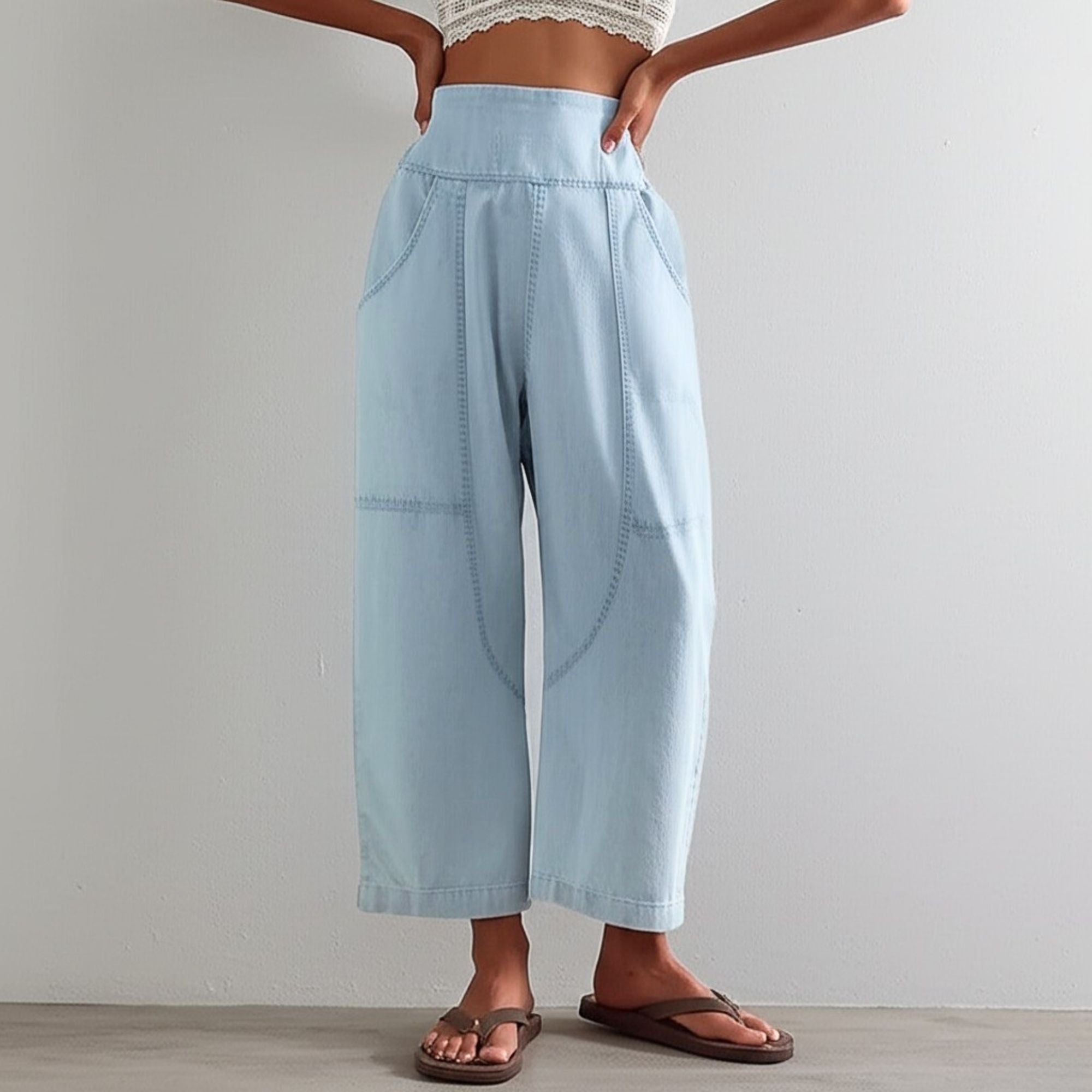 Pantalon Camille de Danoir Paris en tissu noir, vue de face, avec coupe élégante et détails de finition visibles.
