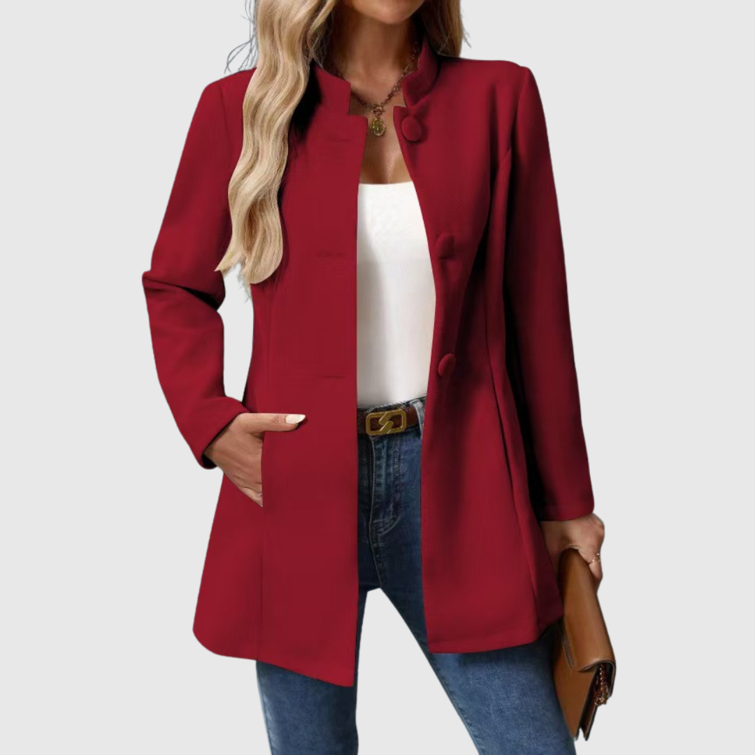 Veste élégante Carmelyssa Danoir Paris en tissu noir, avec coupe sophistiquée et détails raffinés, vue de face sur mannequin.
