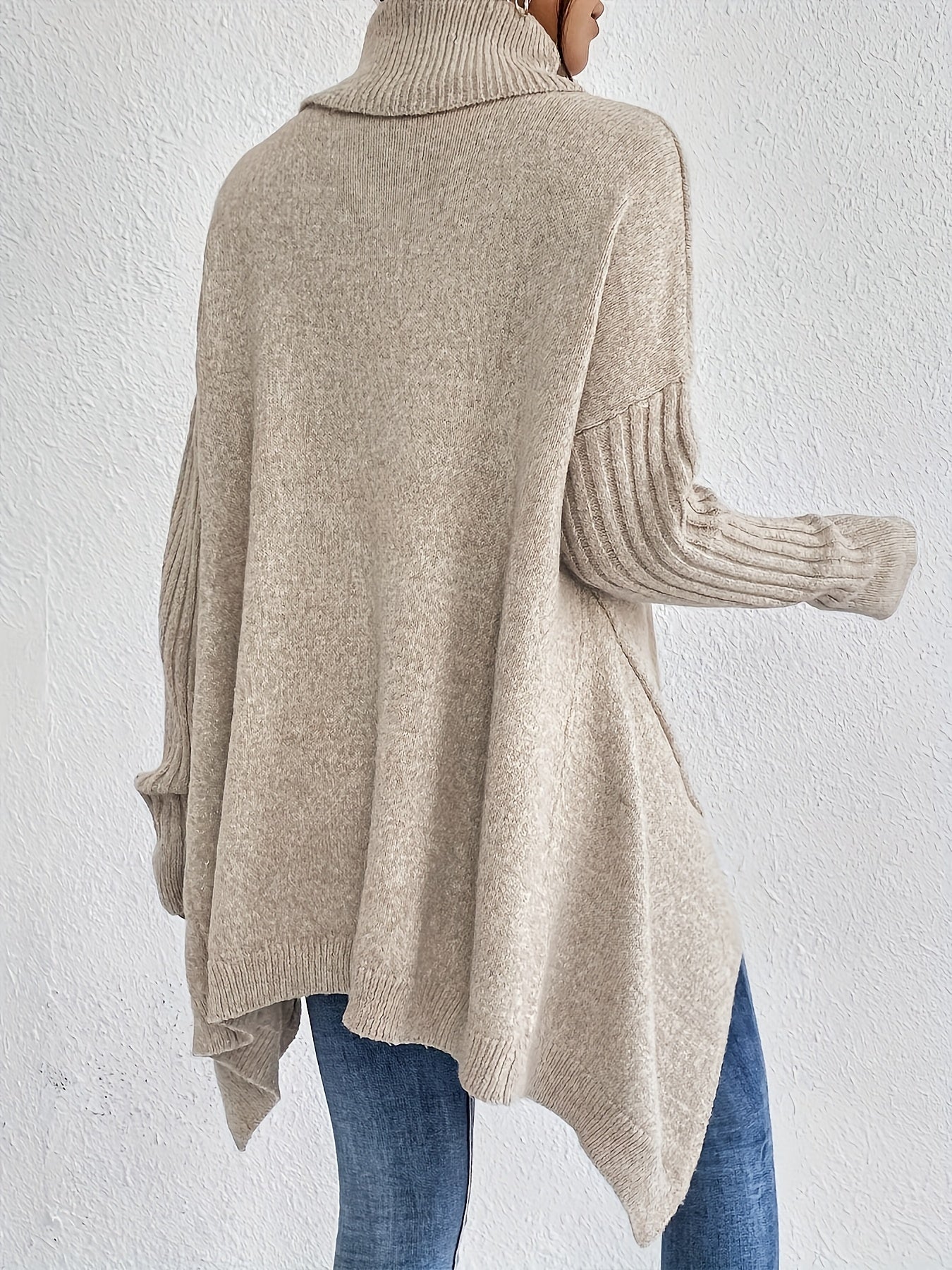 Pull conforable Audrey de Danoir Paris en maille douce, porté par une mannequin, couleur neutre, col rond et manches longues.