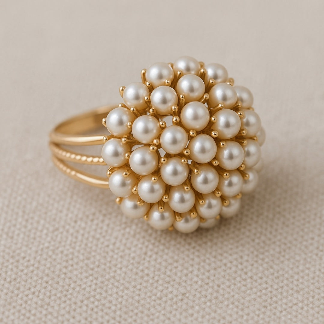 Bague classique incrustée de nacre en or