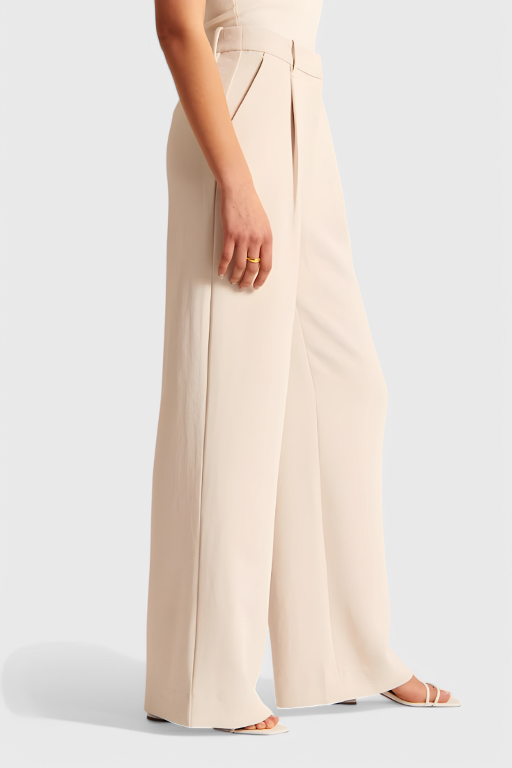 Pantalon large beige Danoir Paris, pantalon tailleur à jambes amples, en tissu léger et élégant.