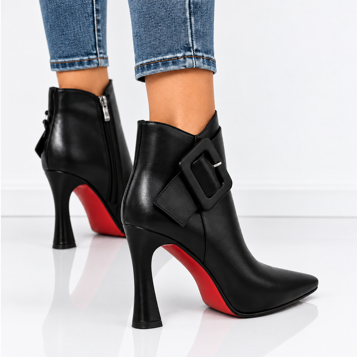 Bottines à boucle Monroe Danoir Paris noires à talon aiguille sur sol de studio réfléchissant