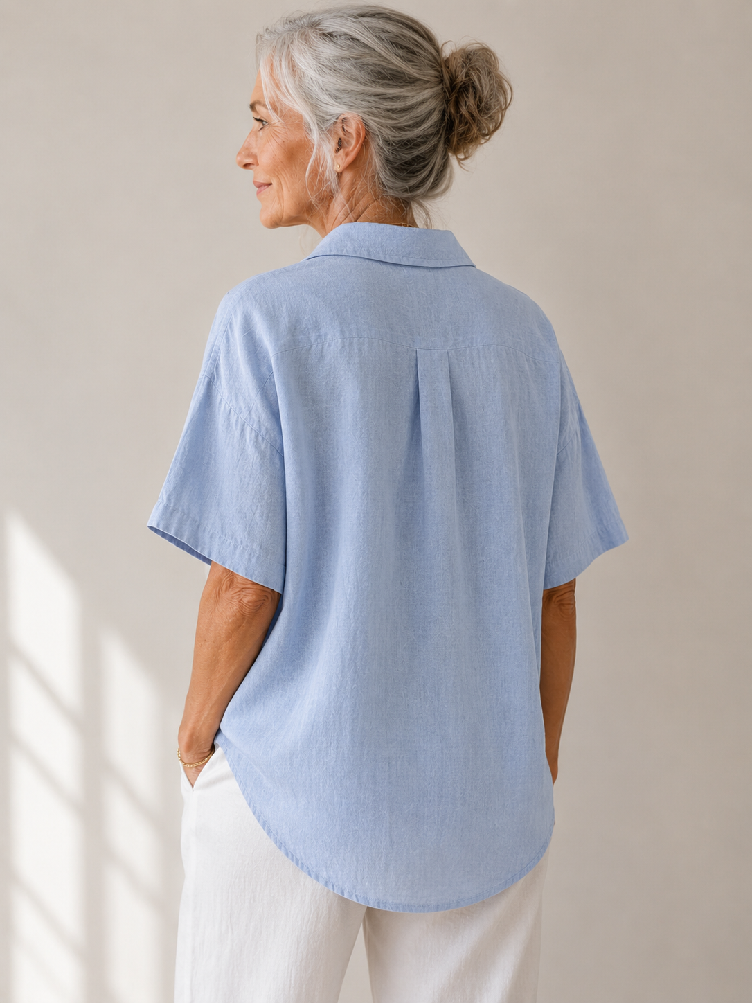Blouse bleue Sonja de Danoir Paris avec col élégant et détails de boutons visibles sur l'image.