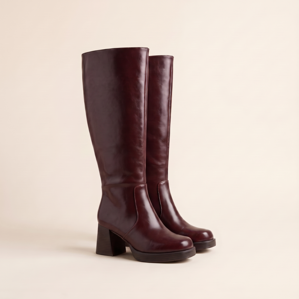 Bottes hautes Danoir Paris Nora pour mollets larges, talons élégants, en cuir noir, avec fermeture zippée visible.