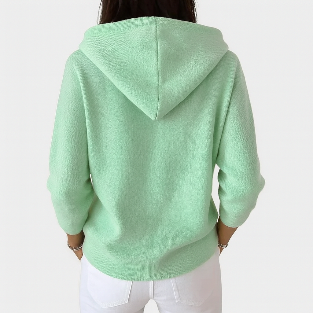 Cardigan élégant Joyce de Danoir Paris en laine douce, porté par une mannequin, avec détails fins et coupe sophistiquée.