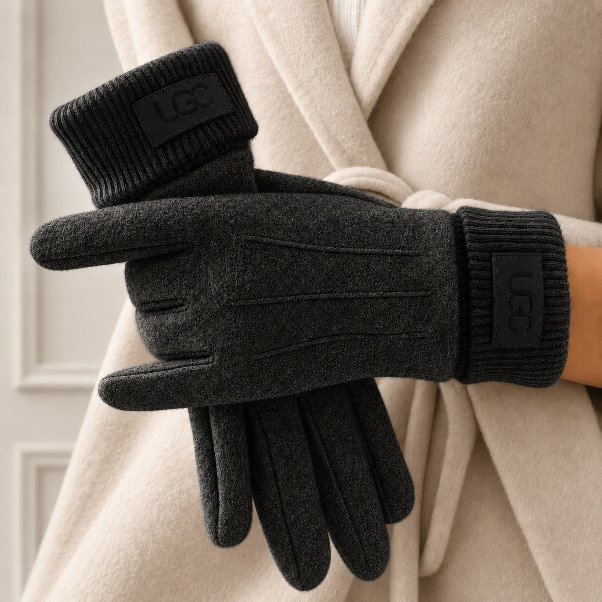 Gants en cachemire Avery Danoir Paris, texture douce et finition élégante visibles en gros plan