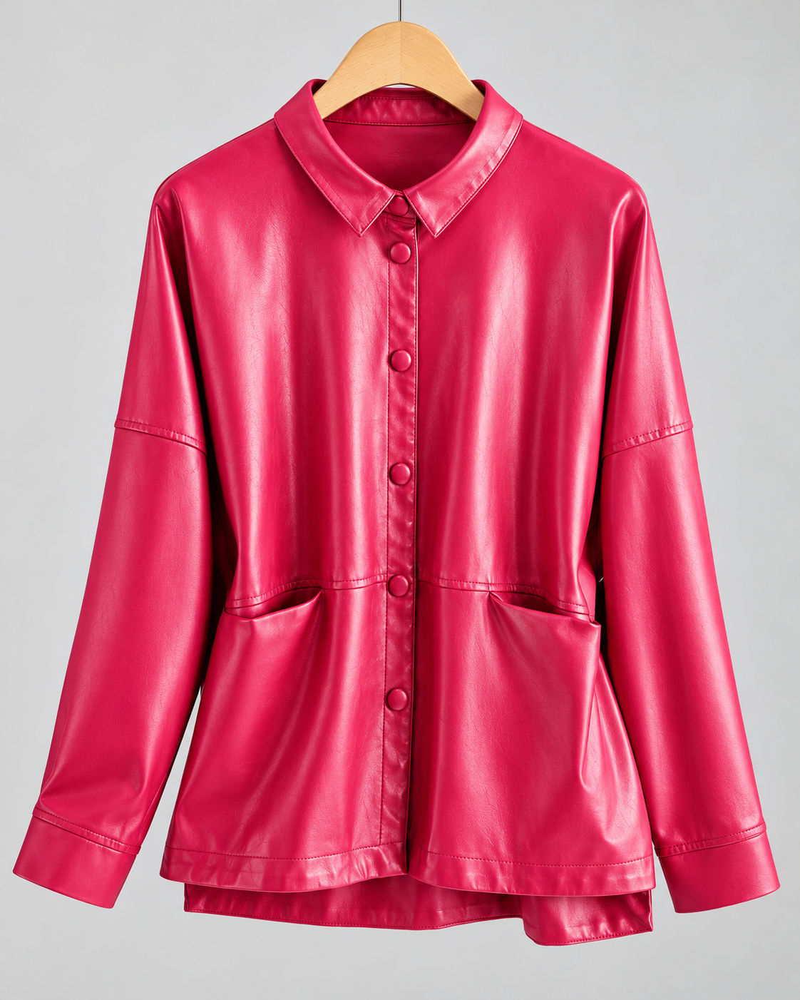 Veste en cuir véritable à boutons Amelia de Danoir Paris, coupe ajustée, détail de boutons en métal, coloris noir.